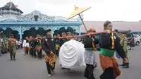 Abdi dalem Keraton Kasunanan Surakarta sedang memboyong gamelan pusaka menuju Masjid Agung.(Liutan6.com/Fajar Abrori)