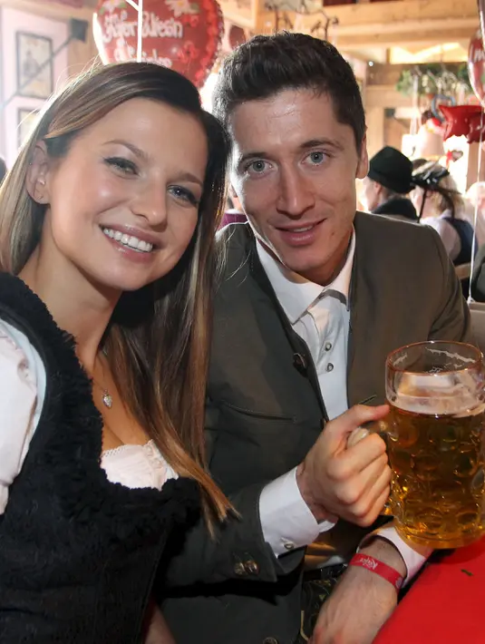 Pesepakbola tim Bayern Munchen, Robert Lewandowski berpose bersama istrinya Anna saat menghadiri Festival Oktoberfest di Munich, Jerman, Rabu (30/9/2015). (REUTERS/Alexandra Beier/Pool)