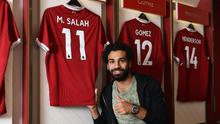 Pemain anyar Liverpool asal Mesir, Mohamed Salah adalah pengguna nomor punggung 11 terkini di The Reds, Salah bergabung dengan Liverpool dari AS Roma dengan dana transfer sekitar 36,9 juta pound (Rp 623,88 miliar). (Bola.com/LiverpoolFC) 