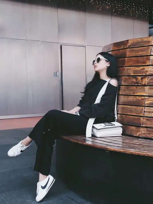 Kece abis! Gaya monokrom Maudy Ayunda ini patut ditiru! Memakai celana panjang dan blouse berwarna hitam, Maudy memadukannya dengan sling bag, sneakers dan sun glassesnya yang dominan warna putih. Keren banget kan? (Instagram/maudyayunda)