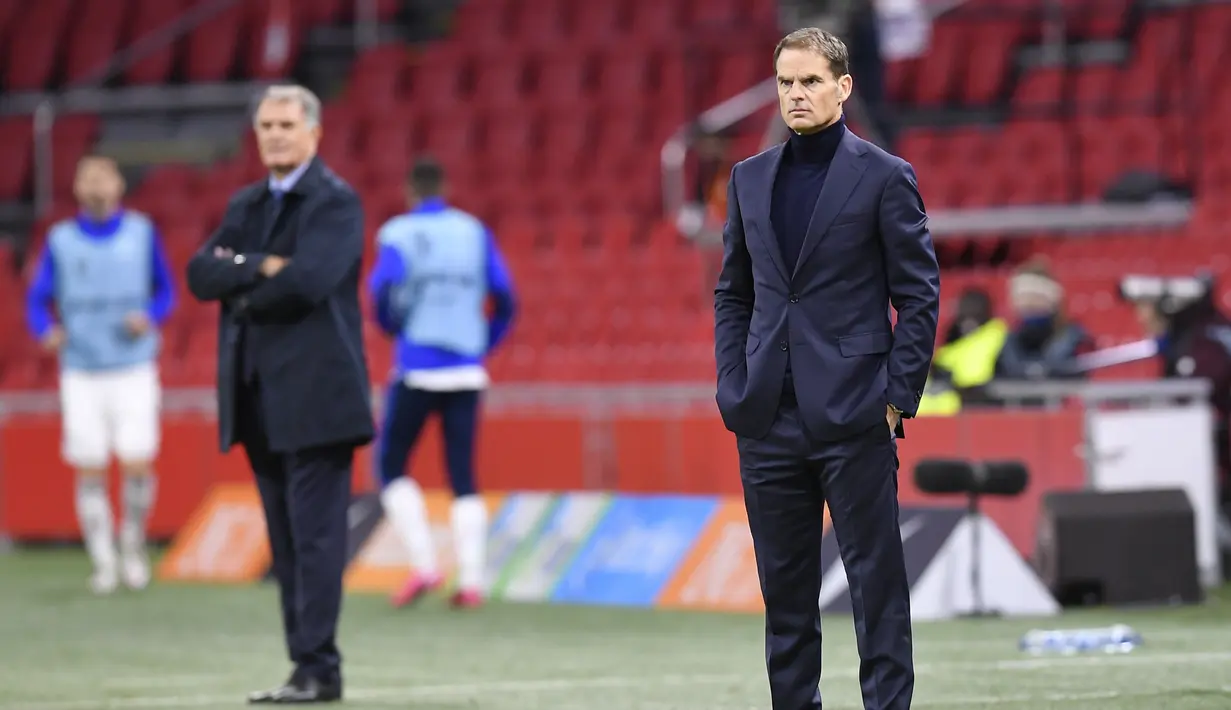Pelatih Belanda, Frank de Boer (kanan) dan pelatih Bosnia & Herzegovina, Dusan Bajevic menyaksikan pemainnya bertanding pada pertandingan UEFA Nations League di Johan Cruyff ArenA di Amsterdam, Belanda, Minggu (15/11/2020). Belanda menang atas Bosnia & Herzegovina 3-1. (John Thys/Pool via AP)