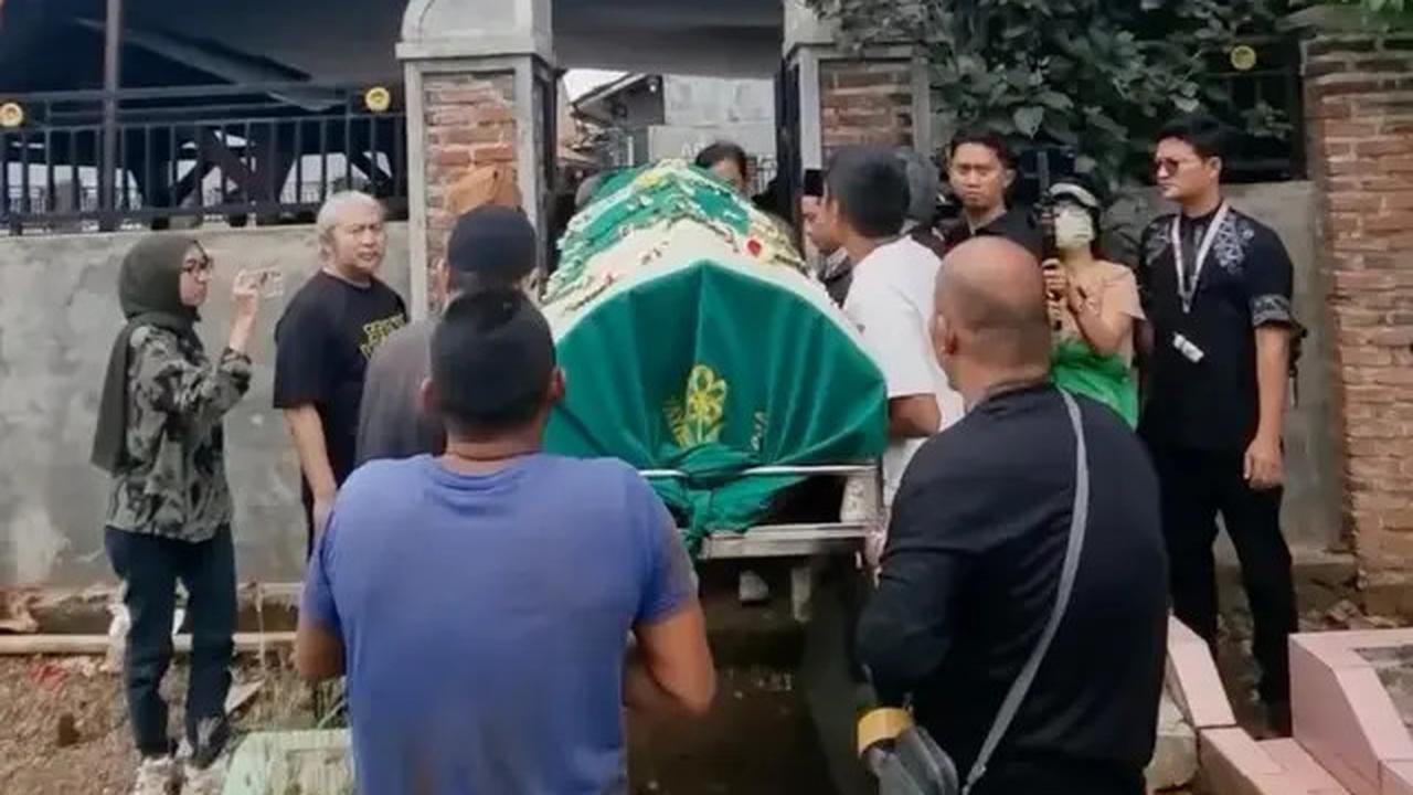 Baim Wong Sebut Jenazah Ayahnya Tersenyum Saat Dimandikan, Hanya Ingin Almarhum Tenang di Akhirat