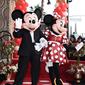 Mickey Mouse dan Minnie Mouse menghadiri penghargaan Hollywood Walk of Fame atas nama Minnie Mouse di Los Angeles, Senin (22/1). Minnie Mouse mendapat bintang di Hollywood Walk of Fame setelah menunggu 90 tahun. (Richard Shotwell/Invision/AP)