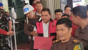 Anggota BPK Achsanul Qosasi tampak mengenakan rompi tahanan Kejaksaan Agung (Kejagung) setelah diperiksa terkait kasus korupsi BTS 4G Bakti Kominfo. Namun belum ada keterangan resmi dari Kejagung terkait penetapan tersangka Achsanul Qosasi. (Merdeka.com/Bactiarudin Alam)