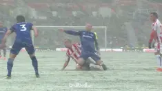 Charlie Adam mendapatkan kartu merah akibat tekelnya terhadap Wayne Rooney. This video is presented by Ballball.