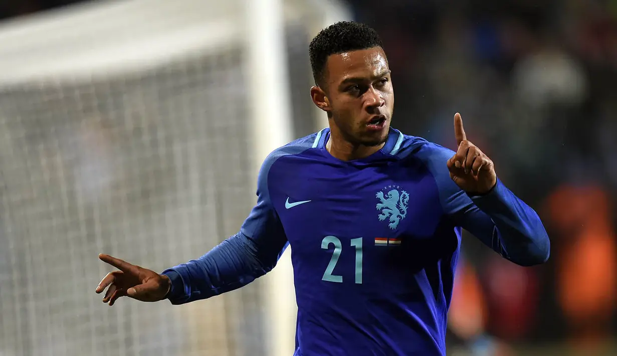 Gelandang Belanda, Memphis Depay, melakukan selebrasi usai membobol gawang Luxembourg. (AFP/John Thys)