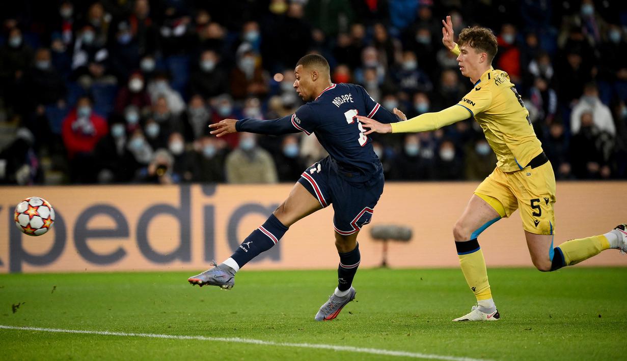 Pada menit ke-7 Kylian Mbappe mencetak gol keduanya ke gawang Club Brugge untuk membawa PSG unggul 2-0. Sepakan voli kaki kanannya usai menerima umpan lambung Angel Di Maria bersarang telak di gawang Simon Mignolet. (AFP/Franck Fife)