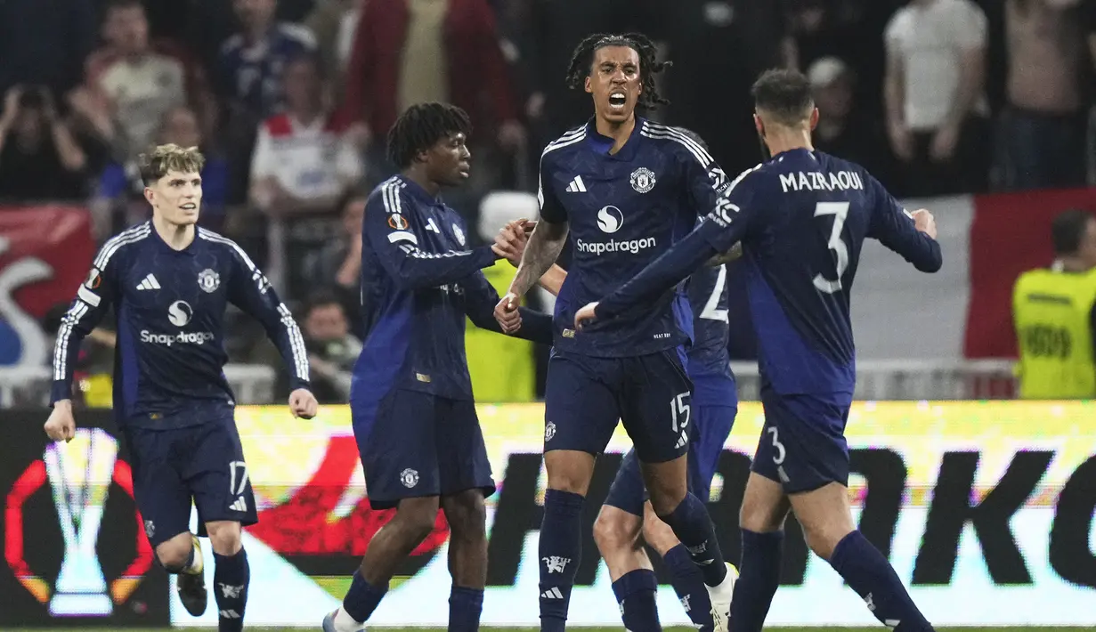 Pemain Manchester United, Leny Yoro (kedua kanan) melakukan selebrasi setelah mencetak gol penyeimbang 1-1 ke gawang Lyon dalam laga leg 1 perempat final Liga Europa 2024/2025 di Parc Olympique Lyonnais Groupama stadium, Decines-Charpieu, Prancis. (AP Photo/Thibault Camus)