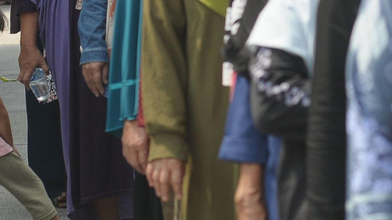 FOTO: Antrean Tertib Warga untuk Mendapatkan Bantuan Pangan 10 Kg Beras di Gudang Bulog