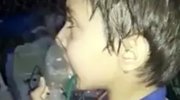 Seorang balita menghirup oksigen setelah diduga terkena serangan senjata kimia di Kota Douma, dekat Damaskus, Suriah, Minggu (8/4). Tim medis mengatakan korban kesulitan bernapas dan mata seperti terbakar. (Syrian Civil Defense White Helmets via AP)