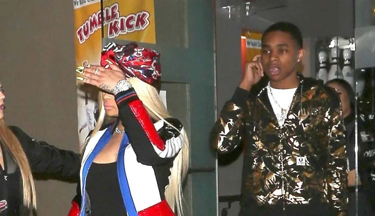 Blac Chyna sendiri mengaku bahwa dirinya tengah berkencan dengan YBN Almighty Jay. (the blast)