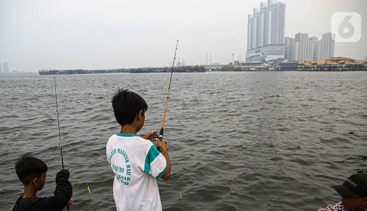 Anak-anak memancing di Kali Adem, Muara Angke, Jakarta Utara, Sabtu (2/10/2021). Kandungan paracetamol yang terkandung di Angke bahkan mencapai 610 nanogram per liter. Sedangkan di Ancol kandungannya mencapai 420 nanogram per liter. (Liputan6.com/Faizal Fanani)