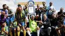Isaak Hayik (73) merayakan penghargaan Guinness World Records usai pertandingan Liga Bet South A (kompetisi kasta keempat di Israel) di  Or Yehuda, 5 April 2019. Penjaga gawang klub Ironi Or Huda itu mencetak rekor sebagai pesepak bola tertua yang bermain pada laga profesional. (REUTERS/Amir Cohen)