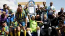 Isaak Hayik (73) merayakan penghargaan Guinness World Records usai pertandingan Liga Bet South A (kompetisi kasta keempat di Israel) di  Or Yehuda, 5 April 2019. Penjaga gawang klub Ironi Or Huda itu mencetak rekor sebagai pesepak bola tertua yang bermain pada laga profesional. (REUTERS/Amir Cohen)