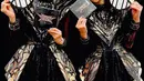 Hengkangnya Yui Mizuno karena alasan kesehatan membuat Babymetal bertahan dengan dua anggota. Meski beraliran musik metal, namun penampilan Suzuka Nakamoto yang dikenal dengan Su-Metal dan Moa Kikuchi atau Moa Metal tetaplah imut. (Liputan6.com/IG/@babymetal_official)