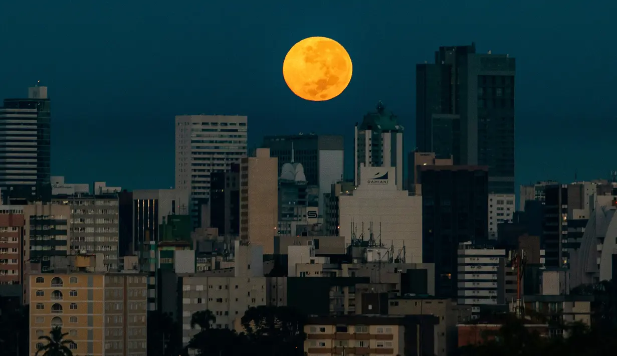Bulan purnama terlihat di atas Curitiba, Brasil, Kamis (7/5/2020). Fenomena supermoon atau di belahan Bumi lain disebut flower moon ini merupakan yang terakhir di tahun 2020. (DANIEL CASTELLANO/AFP)