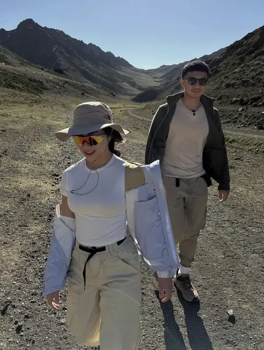 <p>Dengan niansa putih dan beige, gaya kompak Nikita Willy dan suami begitu inspiratif. [Foto: Nikita Willy/ Instagram]</p>