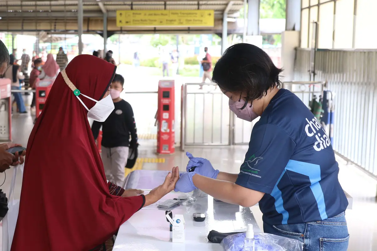 Peringati Hari Diabetes Sedunia, Penumpang Kereta Cek Gula Darah Gratis
