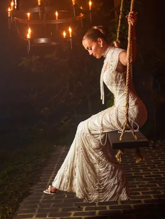 Perempuan yang akrab disapa JLo itu kemudian mengenakan gaun mutiara chandelier untuk tampilan keduanya. Gaun tersebut menampilkan lipatan mikro dari tulle sutra, hiasan mutiara, dan detail kristal Swarovski. (Instagram/robzangardi).