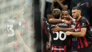 Pemain AC Milan merayakan gol yang dicetak Christopher Nkunku ke gawang Lecce dalam laga babak kedua Coppa Italia di San siro, Milan, Rabu (23/9/2025) dini hari WIB. AC Milan melangkah ke 16 besar lewat kemenangan telak 3-0. (AP Photo/Luca Bruno)