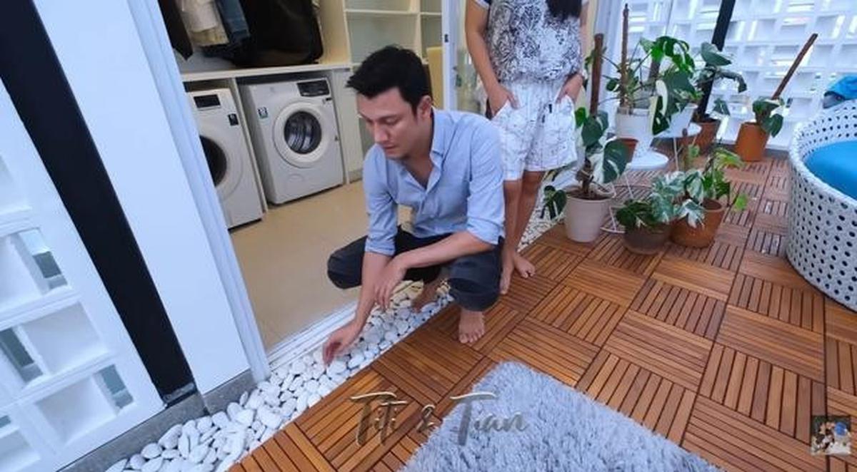 5 Potret Mushola Semi Outdoor dan Ruang Cuci di Rumah Titi Kamal, Minimalis Modern