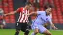 Di awal laga pada menit ke-6, striker Barcelona Martin Braithwaite membuat peluang pertama bagi timnya. Tendangan kaki kanannya masih melambung di atas gawang Athletic Bilbao. (Foto: AFP/Ander Gillenea)