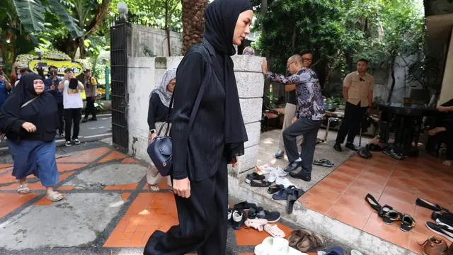 Paula Verhoeven Melayat ke Rumah Duka Mendiang Ayah Baim Wong. [Kapanlagi/Budy Santoso]