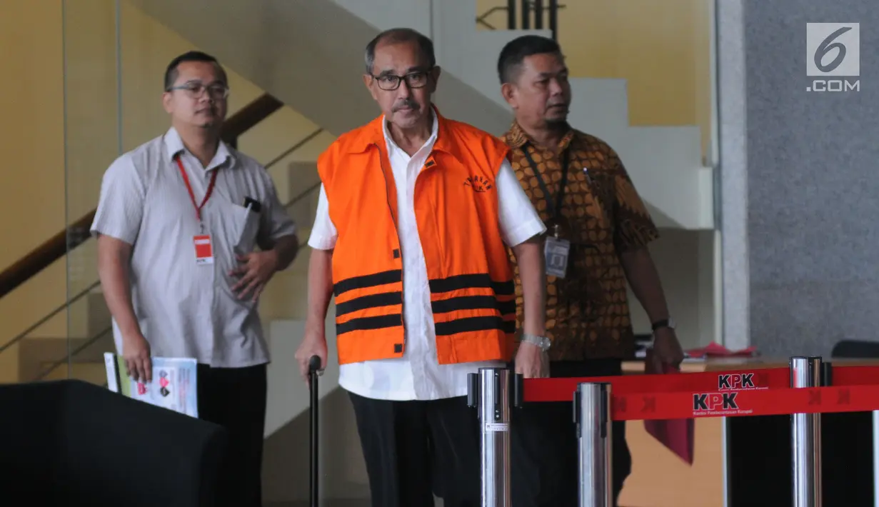 Bupati nonaktif Bandung Barat, Abubakar berjalan keluar seusai pemeriksaan di gedung KPK, Jakarta, Jumat (3/8). Berkas perkara Abubakar terkait dugaan suap kepentingan pilkada di Bandung Barat siap dilimpahkan ke penuntut umum. (Merdeka.com/Dwi Narwoko)