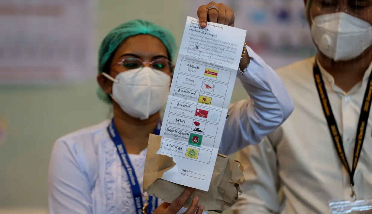 Seorang petugas Komisi Pemilihan Umum memperlihatkan surat suara dalam proses penghitungan pemilu multipartai di sebuah tempat pemungutan suara di Yangon, 8 November 2020. Myanmar sukses menyelesaikan pemungutan suara pemilu multipartai di seluruh negara tersebut pada Minggu (8/11). (Xinhua/U Aung)