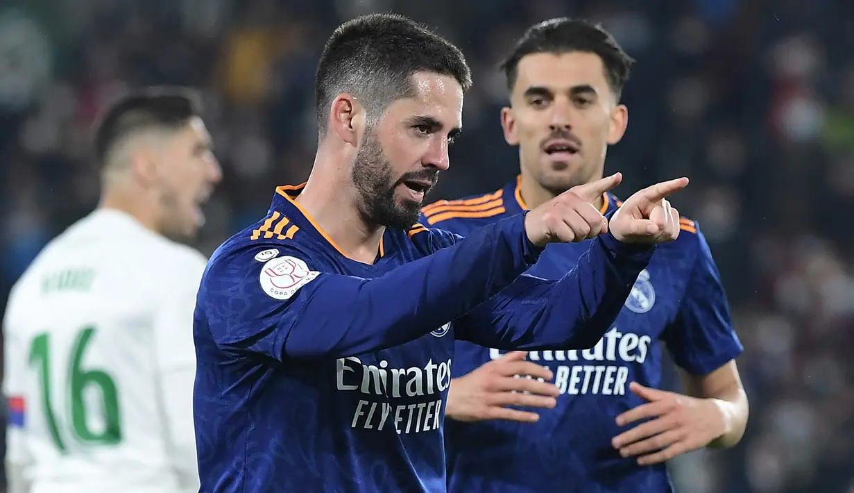 Isco. Gelandang serang Spanyol berusia 30 tahun ini berstatus tanpa klub usai kontraknya habis bersama Real Madrid yang telah diperkuatnya sejak awal musim 2013/2014. Ia total tampil dalam 352 laga di semua ajang bareng Real Madrid dengan torehan 53 gol dan 56 assist. Hingga kini ia belum memastikan klub mana yang akan dibelanya musim 2022/2023 nanti, meskipun ada 5 klub yang meminatinya, Real Betis, Sevilla, AS Roma, Galatasaray dan Newcastle United. (AFP/Jose Jordan)