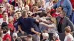 Sesama suporter Manchester United terlihat adu jotos saat menyaksikan tim kesayanganya tampil melawan Brighton and Hove Albion pada laga Liga Inggris di Stadion Old Trafford, Minggu (07/08/2022). (AP/Dave Thompson)