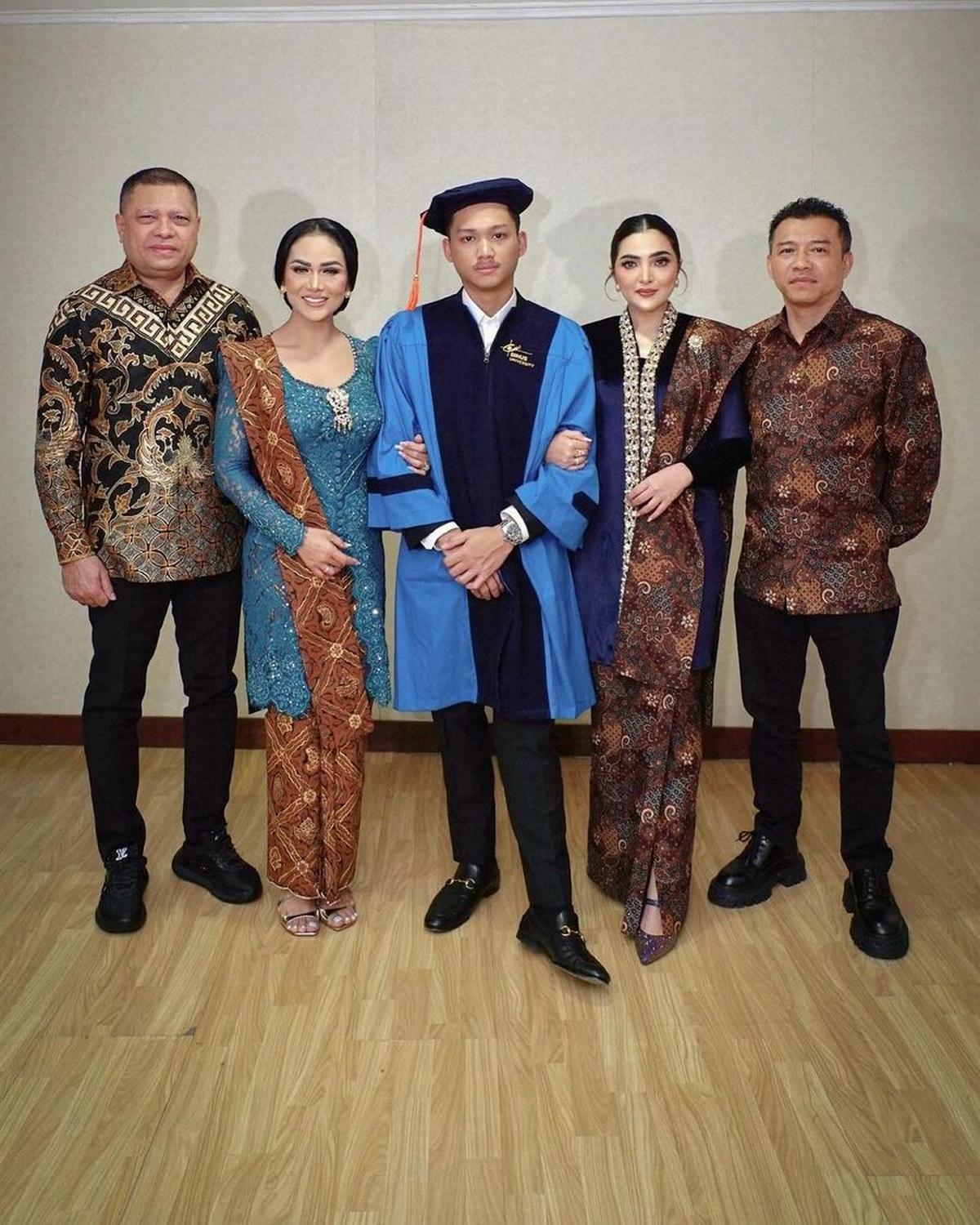 "Selamat melanjutkan study S2 politik kakak jiel sayang, doa kami untukmu. Please take care selama di Surabaya ya sayang nanti mimi mampir mampir ya," tulis KD pada awal September lalu.