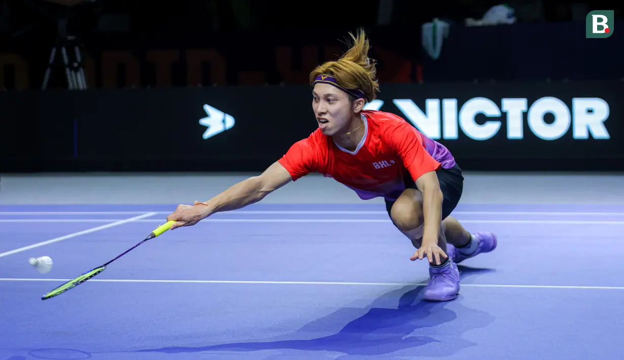 Kodai Naraoka dari tim Rockets berusaha mengembalikan kok ke arah Jonatan Christie dari tim Blitzers dalam laga Badminton XL 2025 di Istora Senayan, Jakarta, Jumat (03/10/2025). (Bola.com/Bagaskara Lazuardi)
