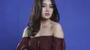 Nabilah Ayu ex JKT 48 berpose saat sesi foto bersama tim Kapanlagi di Studio KLY, Jakarta, Kamis (20/12). Kunjungan ini dilakukan dalam rangka promo film Mata Batin 2. (Kapanlagi/Budi Santoso)