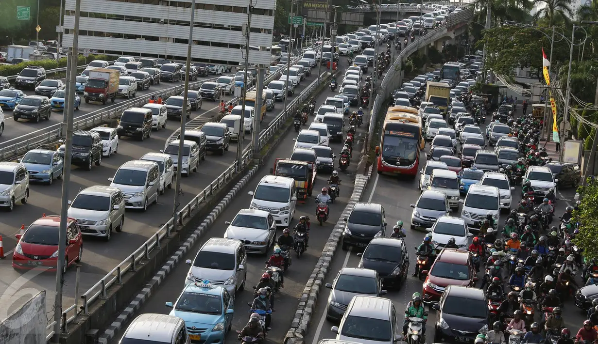 Suasana kemacetan di tol dalam kota Jakarta, Jumat (23/12). Jelang akhir pekan serta libur Natal, kemacetan jam pulang kerja di jalan protokol Ibu Kota menjadi semakin parah.(Liputan6.com/Immanuel Antonius)