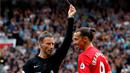Striker MU, Zlatan Ibrahimovic, mendapat kartu kuning dari wasit saat melawan Manchester City dalam laga Premier League di Stadion Old Trafford, Sabtu (10/9/2016). (Action Images via Reuters/Carl Recine)