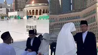 Pasangan pengantin melaksanakan akad nikah di Masjidil Haram. (Dok: TikTok @payungmadinah)