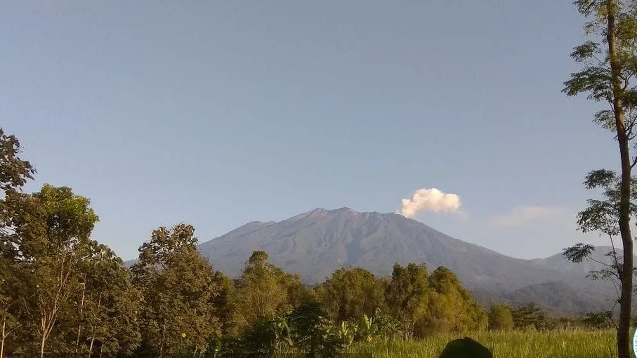 Gunung Raung di Jawa Timur, Terlihat mengeluarkan asap putih setinggi 400 meter. (Istimewa)