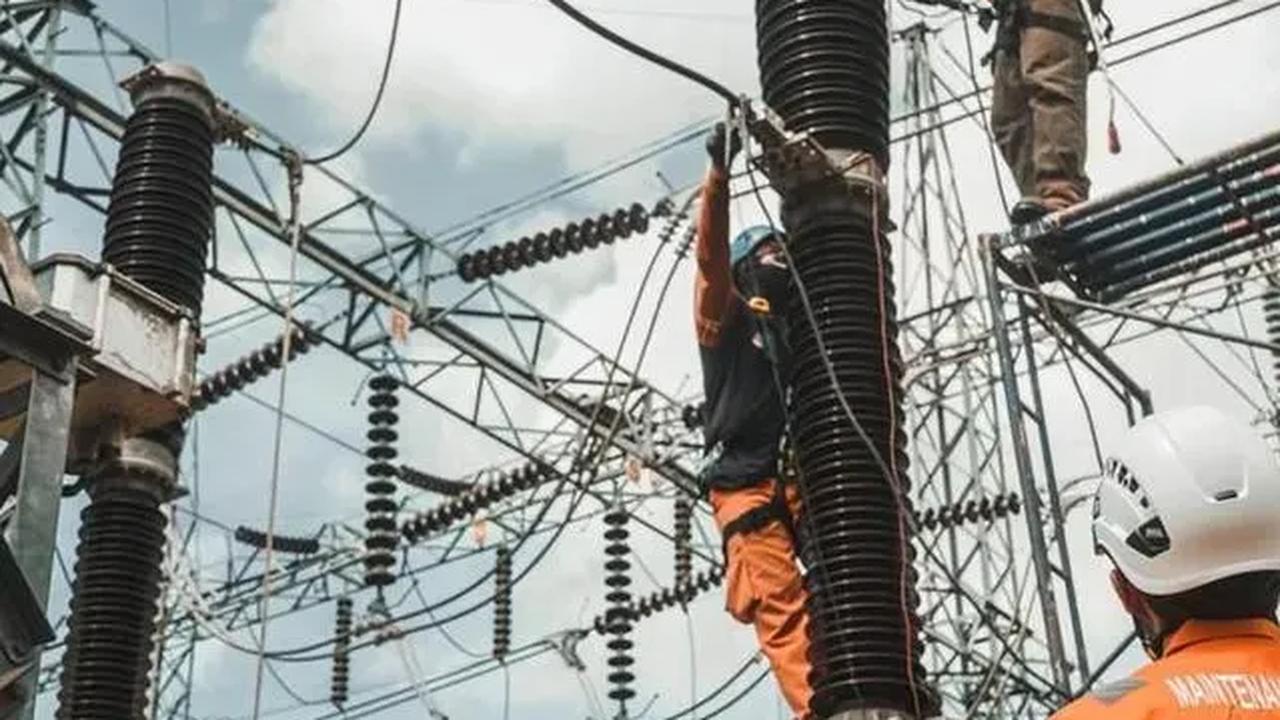 PLN UID Jawa Barat mengungkap adanya gangguan pada sisi pembangkit listrik. Gangguan ini berakibat pada padamnya listrik di Cianjur, Sukabumi dan Bogor, Rabu (29/11).