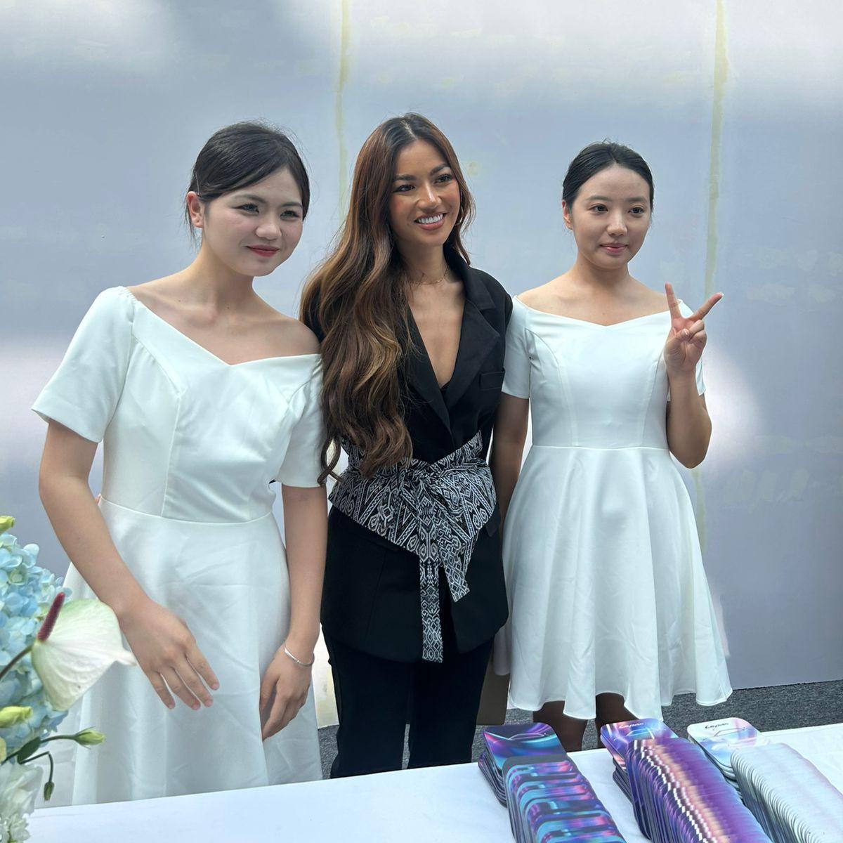 Miss Universe Indonesia 2025 Sanly Liu Jajal Fitur Canggih LEPAS L8 yang Bisa Parkir Sendiri