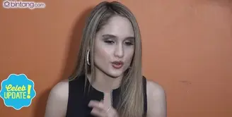 Cinta Laura ternyata sudah putus dengan pacar bulenya. Cinta mengaku, soal asmara belum menjadi fokusnya saat ini.