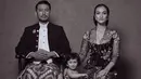Kalau yang satu ini, Atiqah Hasiholan foto bersama sang suami, Rio Dewanto dan anaknya, Salma Putri Dewanto. Di unggahannya, Atiqah menuliskan ingin mengapresiasi kepada para pria yang telah mendukung kemajuan wanita. (Instagram)
