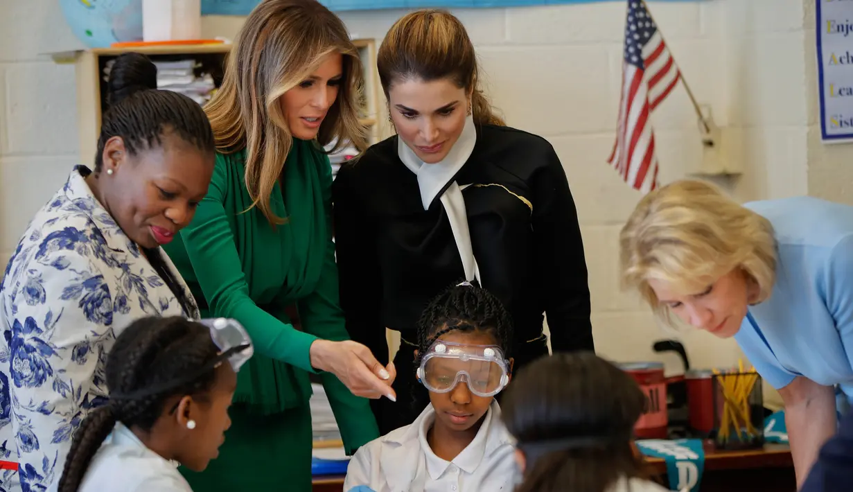 Melania Trump dan Ratu Yordania Rania berbincang dengan para murid ilmiah di sekolah Excel Academy Public Charter, Washington, AS (5/4). (AP Photo / Pablo Martinez Monsivais)