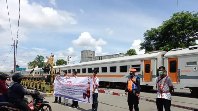 KAI melaksanakan 2.016 kegiatan sosialisasi keselamatan di sekitar jalur kereta api, 212 kegiatan edukasi ke sekolah, 687 pemasangan spanduk keselamatan, serta 655 kegiatan TJSL di lingkungan stasiun. (Foto: KAI)