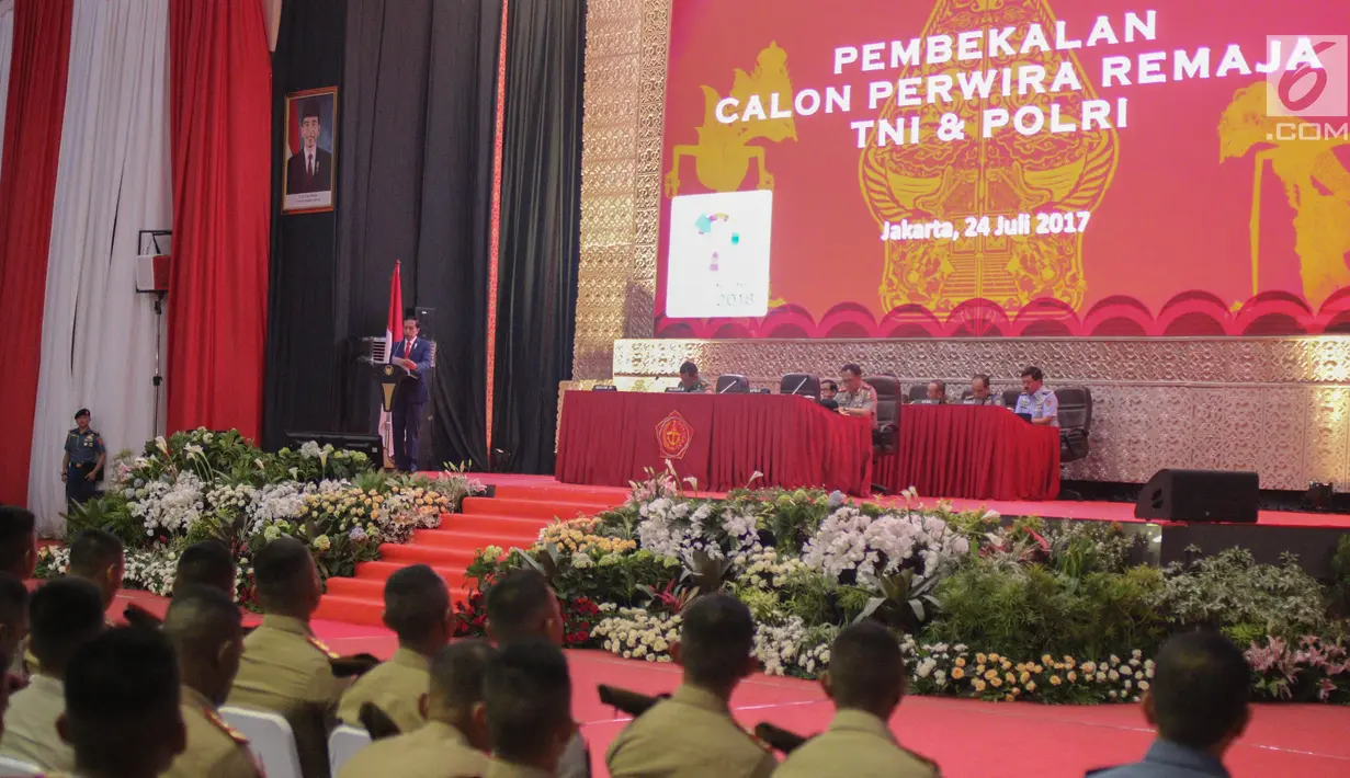 Presiden Joko Widodo saat memberikan pembekalan Calon Perwira Remaja (Capaja) Akademi TNI dan Polri Tahun 2017 di Gedung Olahraga (GOR) Ahmad Yani Mabes TNI Cilangkap, Jakarta, Senin (24/7). (Liputan6.com/Faizal Fanani)