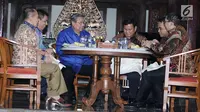 Presiden RI ke 6 Susilo Bambang Yudhoyono bersama Ketum Gerinda, Prabowo Subianto saat menyantap makan malam nasi goreng khas Jawa Timur di Cikeas, Bogor, Jawa Barat, Kamis (27/7). (Liputan6.com/Herman Zakharia)
