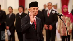 Kepala Staf Presiden Teten menyapa awak media sebelum acara pelantikan dirinya yang dipimpin Presiden Jokowi di Istana Negara, Jakarta, Selasa (2/9). Teten menggantikan Luhut yang kini menjabat Menko Polhukam. (Liputan6.com/Faizal Fanani)