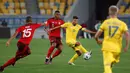 Penyerang Ukraina, Junior Moraes, berusaha melewati pemain Swiss pada laga Nations League di Stadion Arena Lviv, Jumat (4/9/2020) dini hari WIB. Ukraina menang 2-1 atas Swiss. (AFP/Anatolii Stepanov)