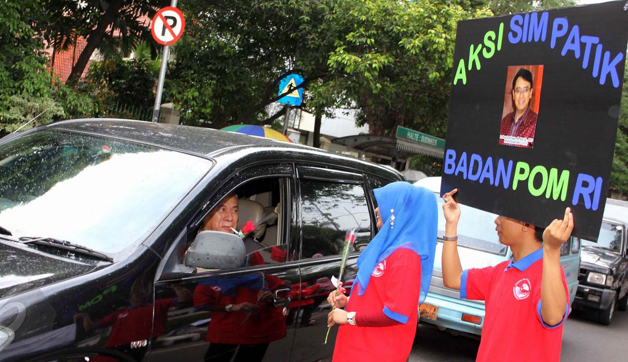 Suasana aksi simpatik BPOM RI di jalan Percetakan Negara, Jakarta, Senin (1/6/2015). Kampaye ini dalam dukungan Gerakan Nasional Waspada Obat dan Makanan ilegal. (Liputan6.com/Helmi Afandi)