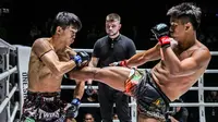 Donking Yotharakmuaythai mengalahkan Panpet Sor Naruemon via knockout di ONE Friday Fights 74. Selain duel keduanya, deretan KO lain hingga rekor kilat sepanjang sejarah gelaran juga turut mewarnai jalannya ONE Friday Fights 74 pada Jumat (9/8/2024). (Dok. ONE Championship)